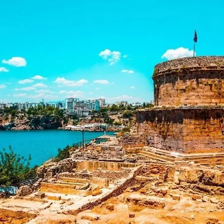 Hadrianus Pansion Hotell 3*